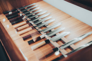 Række af japanske køkkenknive udstillet i trææske – håndværk og skarphed fra Tetogi.dk