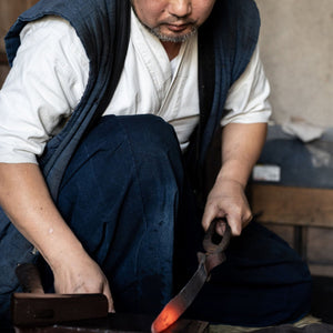 Japansk smed Masashige Kudoh former knivblad ved essen – traditionelt håndværk fra Japan